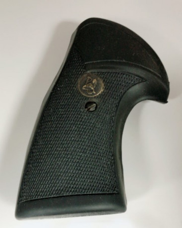 Buenas.   CERRADO  

Busco cachas Pachmayr para un ASTRA 960.
Parecidas a las de la foto en cuanto a forma, 00