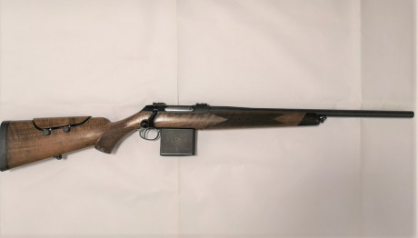Buenas noches 
Estoy en la decisión de elegir entre Merkel helix en madera o blaser r8 también n madera 81