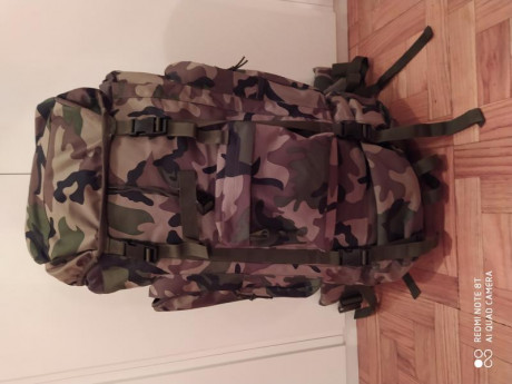 Buenas a todos pongo a la venta esta mochila que en su dia me comentaron que usaba el ejercito.No ha tenido 01