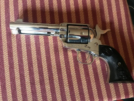 Saludos buena gente del foro, vendo uno de mis revólveres, Colt calibre 45 LC. Nikel.
El revólver está 10