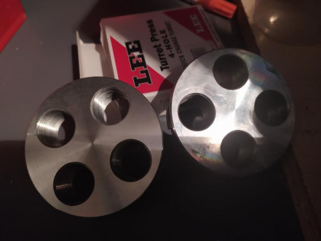 Vendo Prensa Lee Turret 4 holes con:

Prensa
DIEs 9mm PB. (Convendría cambiar la aguja desempistonadora 01