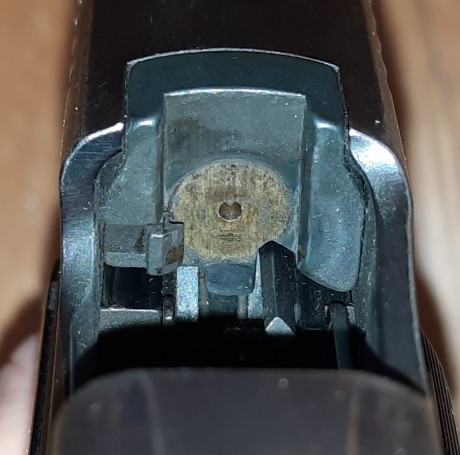 Vendo una SIG SAUER P228 de 9mm PB, en muy buen estado, todo funcionando como un reloj. Solo tiene pérdida 12