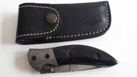 Navaja perkin con acero de Damasco , cachas de cuerno de búfalo y funda de piel. Esta en Valencia , 35€ 02