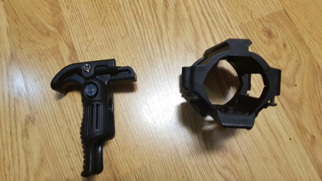 Seguimos vaciando cajones.

1. Culata telescópica para AR15/M16 marca Sabre, mil-spec, con tubo. 50€

2. 21