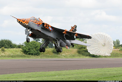 Siempre me encanto la linea de este caza de ataque Anglo-Frances. Hasta la llegada del Tornado que lo 52