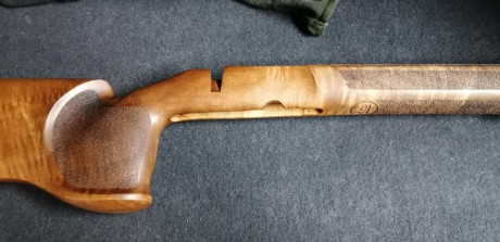 Hola compañeros,
Pues eso, tengo una culata original del modelo de rifle CZ 527 Varmint MTR sin estrenar. 01