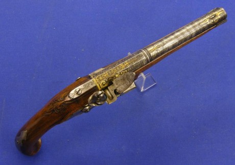 Voy a colocar unas fotos de un arma larga alemana de llave de mecha del siglo XVI. 82
