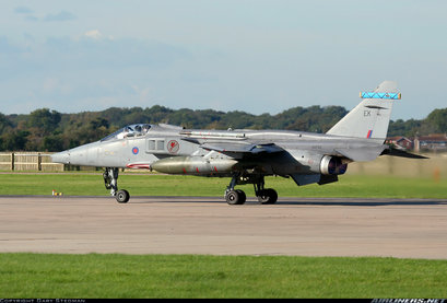Siempre me encanto la linea de este caza de ataque Anglo-Frances. Hasta la llegada del Tornado que lo 60
