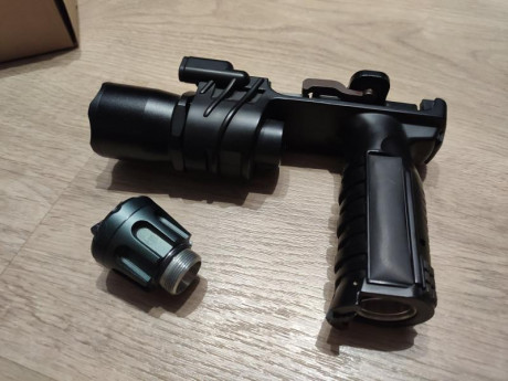 Hola a todos,

Se vende REPLICA de la empuñadura con linterna integrada Surefire M900. Nunca usado, solo 01