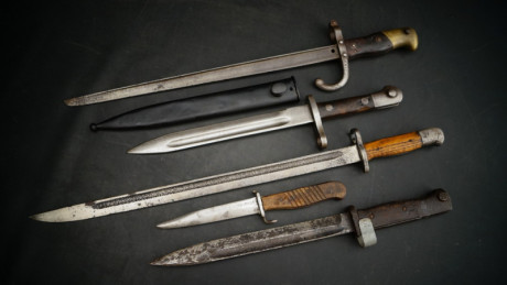 Se vende lote compuesto por bayonetas y cuchillo de trinchera proveniente de colección privada, todas 02