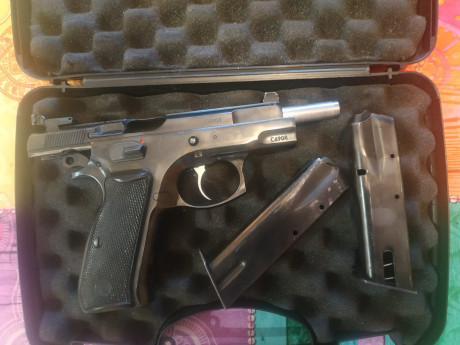 Buenos días, un compañero del club me pide que le anuncie su arma.
Se trata de una CZ85 con el disparador 02