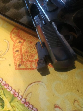 Buenos días, un compañero del club me pide que le anuncie su arma.
Se trata de una CZ85 con el disparador 01