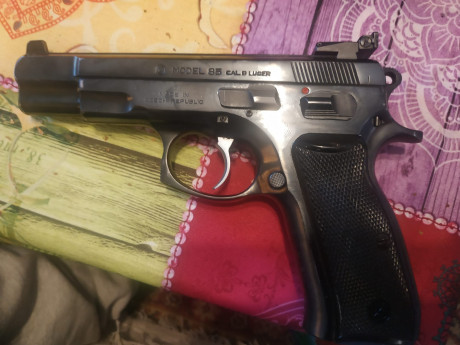 Buenos días, un compañero del club me pide que le anuncie su arma.
Se trata de una CZ85 con el disparador 00