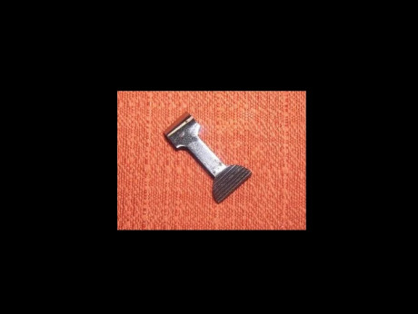 Estoy buscando la palanca de retenida del cargador y su muelle para una Astra 300.





Gracias y saludos. 30