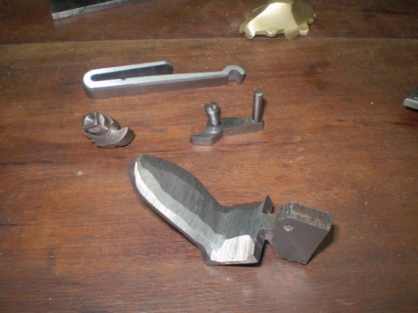 Queridos amigos foristas, aqui van las fotos de una llave de chispa que estamos restaurando, (hechaba 10