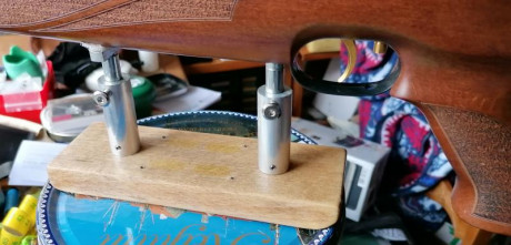Después de intentar disparar erguido con la HW97KT, y sufrir sus 5.4Kg sobre mi brazo y cadera, decidí 142
