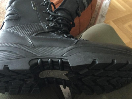 Hola vendo botas tácticas por no usarlas mirar la suela 
Son impermeables y muy cálidas marca talla 42 02