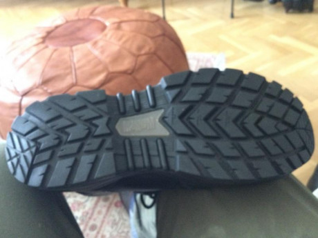 Hola vendo botas tácticas por no usarlas mirar la suela 
Son impermeables y muy cálidas marca talla 42 01