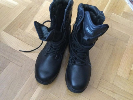 Hola vendo botas tácticas por no usarlas mirar la suela 
Son impermeables y muy cálidas marca talla 42 00