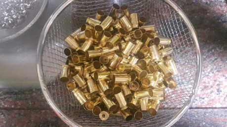 Vendo 500  vainas del 45 ACP desenpistonadas, recalibradas y limpias 60 euros mas 5 euros de portes.
 00