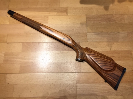 VENDIDA, nueva. Preciosa culata de madera laminada, con un veteado muy espectacular, para rifle REMINGTON 02