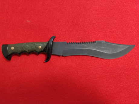 Hola vendo este pack de dos cuchillo el primero es el buen cazado muy grande y con brújula en el mango 01