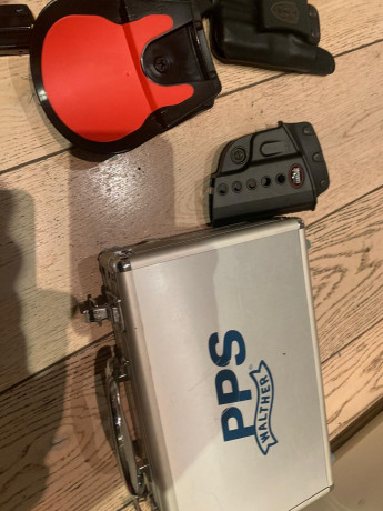 Hola a todos, un amigo me pide que le anuncie esta arma.

WALTHER PPS + tres fundas (2 interiores, 1 exterior). 10