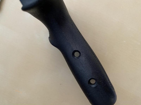 Hola vendo cacha hk p9s.

La cacha tiene una pequeña fisurita en el lomo trasero que apenas se aprecia, 01