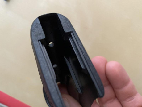 Hola vendo cacha hk p9s.

La cacha tiene una pequeña fisurita en el lomo trasero que apenas se aprecia, 00