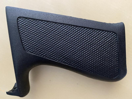 Hola vendo cacha hk p9s.

La cacha tiene una pequeña fisurita en el lomo trasero que apenas se aprecia, 11