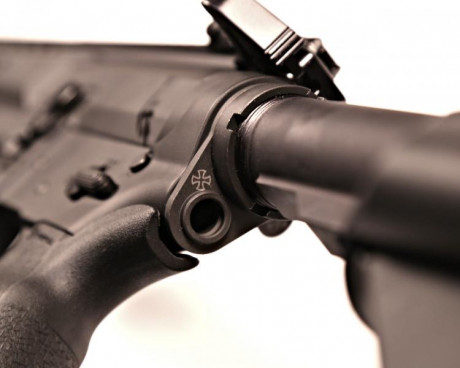 Se vende este magnífico "end plate" con anclaje rápido para correas, del prestigioso fabricante 10