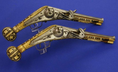 Voy a colocar unas fotos de un arma larga alemana de llave de mecha del siglo XVI. 110