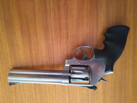 Vendo revolver S&W .357 Magnum, precio 450€, pocos disparos regalo cachas precision 01