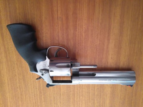 Vendo revolver S&W .357 Magnum, precio 450€, pocos disparos regalo cachas precision 00