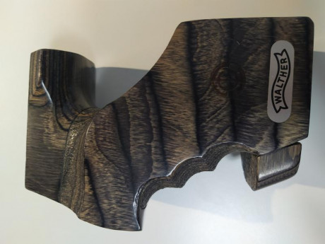 Vendo esta preciosa empuñadura laminada en negro y gris original de la marca WALTHER, no la he usado para 02
