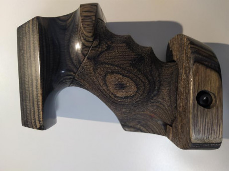 Vendo esta preciosa empuñadura laminada en negro y gris original de la marca WALTHER, no la he usado para 01