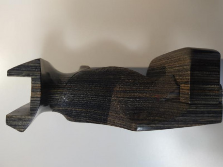 Vendo esta preciosa empuñadura laminada en negro y gris original de la marca WALTHER, no la he usado para 00