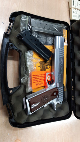 Buenas un compañero me ha pedido que le ponga a la venta esta magnífica pistola cromada de 9 mm y 6".

Una 01