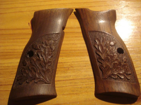 Vendidas un par de cachas de madera de nogal para pistola CZ75 nuevas con bonitos detalles de hojas de 00