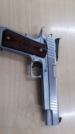Buenas un compañero me ha pedido que le ponga a la venta esta magnífica pistola cromada de 9 mm y 6".

Una 00