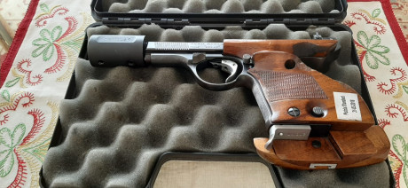 hola. un compañero que deja el tiro vende esta unique des69 por 300€ mas portes 
el arma esta en pamplona. 01