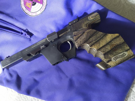 Vendo esta preciosa empuñadura laminada en negro y gris original de la marca WALTHER, no la he usado para 62