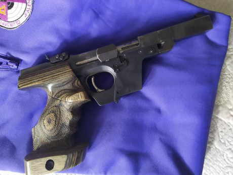 Vendo esta preciosa empuñadura laminada en negro y gris original de la marca WALTHER, no la he usado para 61