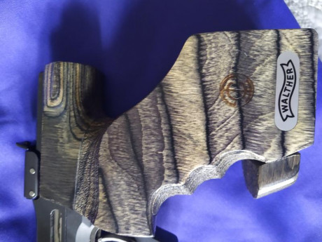 Vendo esta preciosa empuñadura laminada en negro y gris original de la marca WALTHER, no la he usado para 60