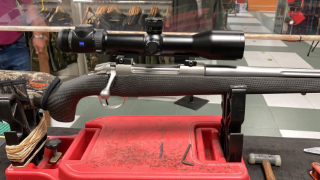 Pongo a la venta este magnifico equipo.

Está compuesto de un SAKO CARBONLIGHT en calibre 300 WM, con 00
