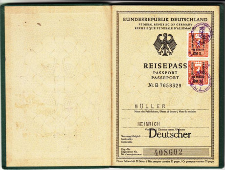  EN RECUERDO Y HOMENAJE A LOS QUE YA NO ESTÁN. 

Si pones en  GOOGLE    PASAPORTES EN LA MEMORIA   da 31
