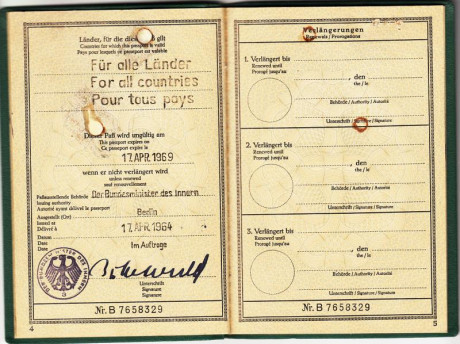  EN RECUERDO Y HOMENAJE A LOS QUE YA NO ESTÁN. 

Si pones en  GOOGLE    PASAPORTES EN LA MEMORIA   da 41