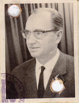  EN RECUERDO Y HOMENAJE A LOS QUE YA NO ESTÁN. 

Si pones en  GOOGLE    PASAPORTES EN LA MEMORIA   da 40