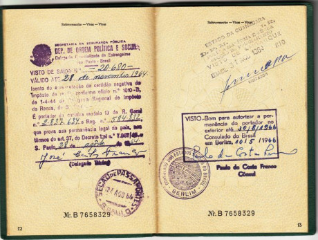  EN RECUERDO Y HOMENAJE A LOS QUE YA NO ESTÁN. 

Si pones en  GOOGLE    PASAPORTES EN LA MEMORIA   da 52