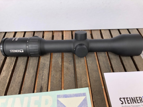 El visor es de oct.20. 

Prácticamente a estrenar. Entre una cosa y otra no ha salido nada.

Retícula 12